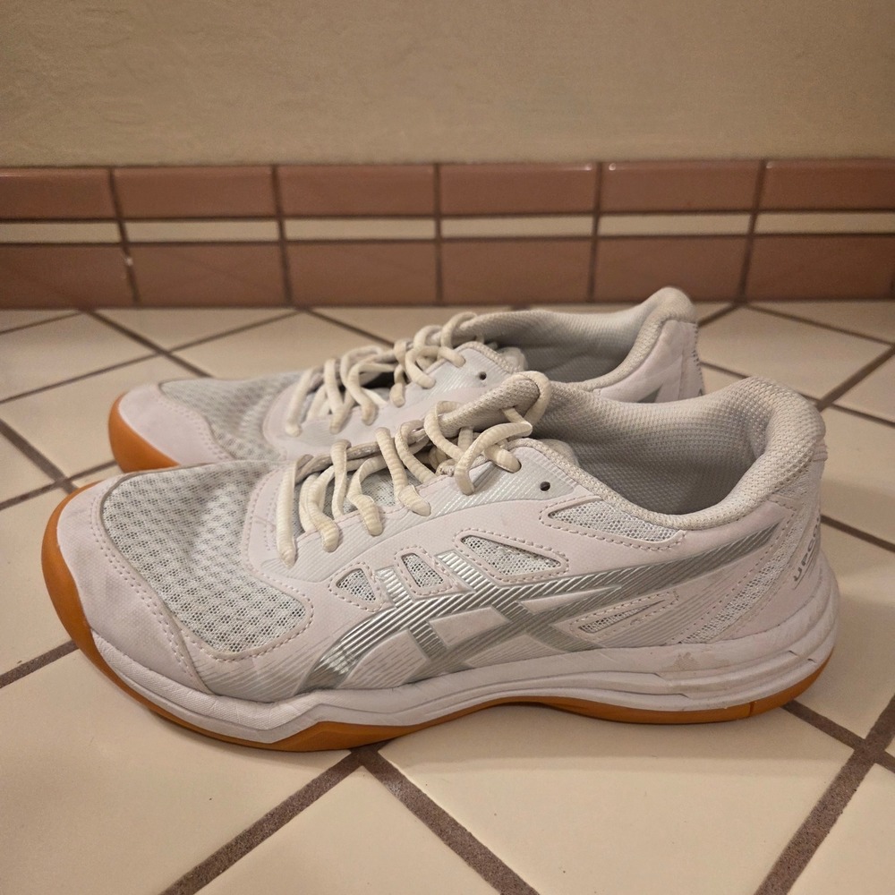 ASICS Upcourt 5 Womens US 8 White Silver Indoor Court Shoes 1072A088‎ Gum Sole